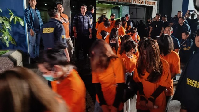 Berbaju Tahanan, Ratusan WNA Pelaku Judi Online Dipindahkan ke Rumah Detensi Imigrasi